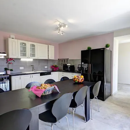 Spacieux Avec Spa, Sauna Et Animaux Acceptés - Fr-1-496-274 Séjour à la campagne Pinay